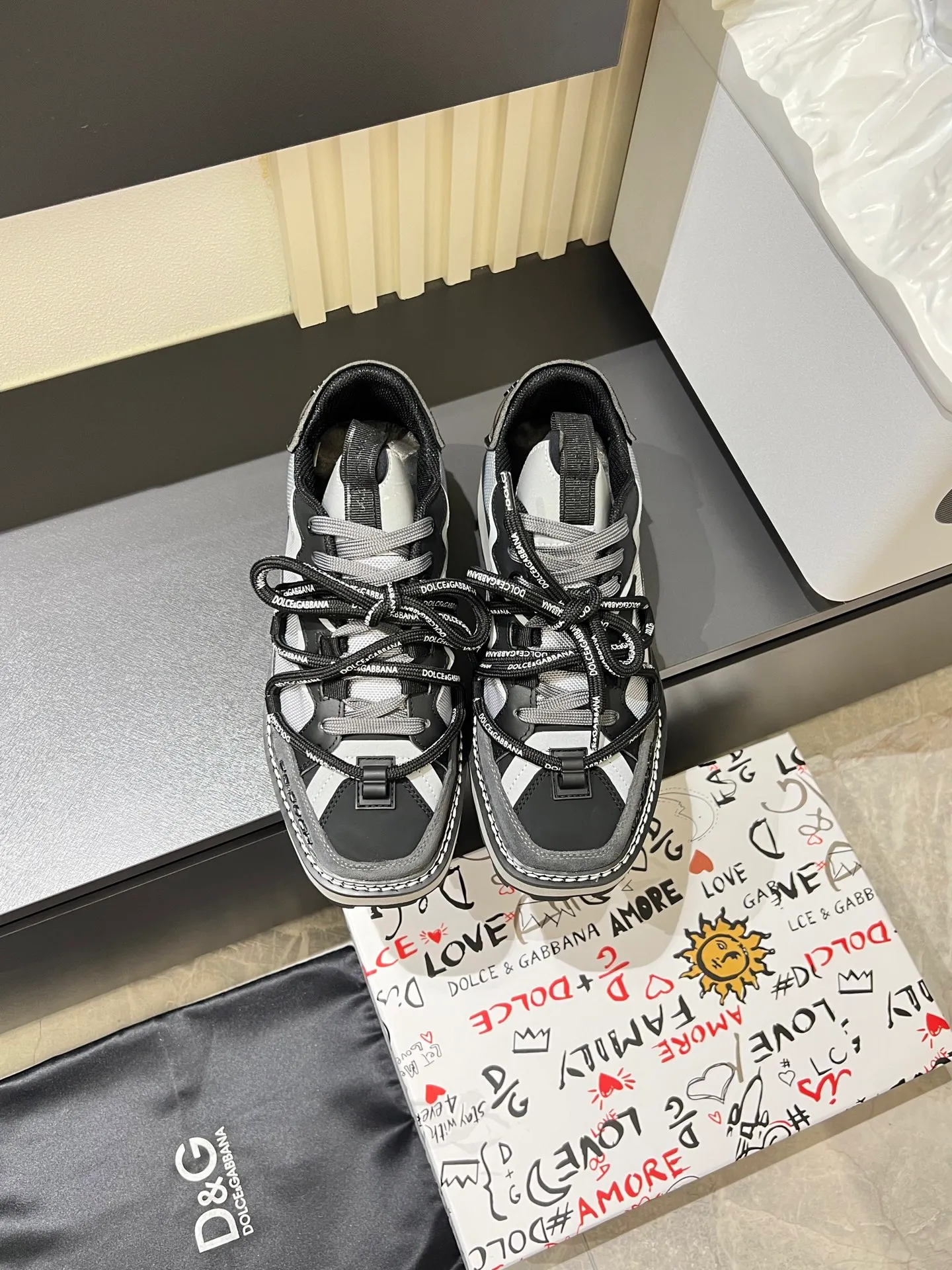 Men's men's shoes💰p640 Dolce&Gabbana/Dolce & Gabbana men's new casual sports shoes This sneaker is made of multiple materials. The nylon fabric upper is integrated with glossy leather, suede leather and rubber elements, and is decorated with reflective details. It has a silk-screen logo and a dual design of thick round and flat laces. It has a square toe, rubber foam midsole and gear pattern rubber composite sole decorated with the iconic "DG" logo. The shoe body is decorated with three-dimensional labels with the brand logo in many places. The style is fashionable and elegant, and the unique design is presented in a dazzling and modern new language. The fabric lining is paired with logo cowhide feet for a stylish and stylish look! Comes with a full set of packaging! Size: 38-44 leather shoe size (45.46 can be customized but does not support returns)